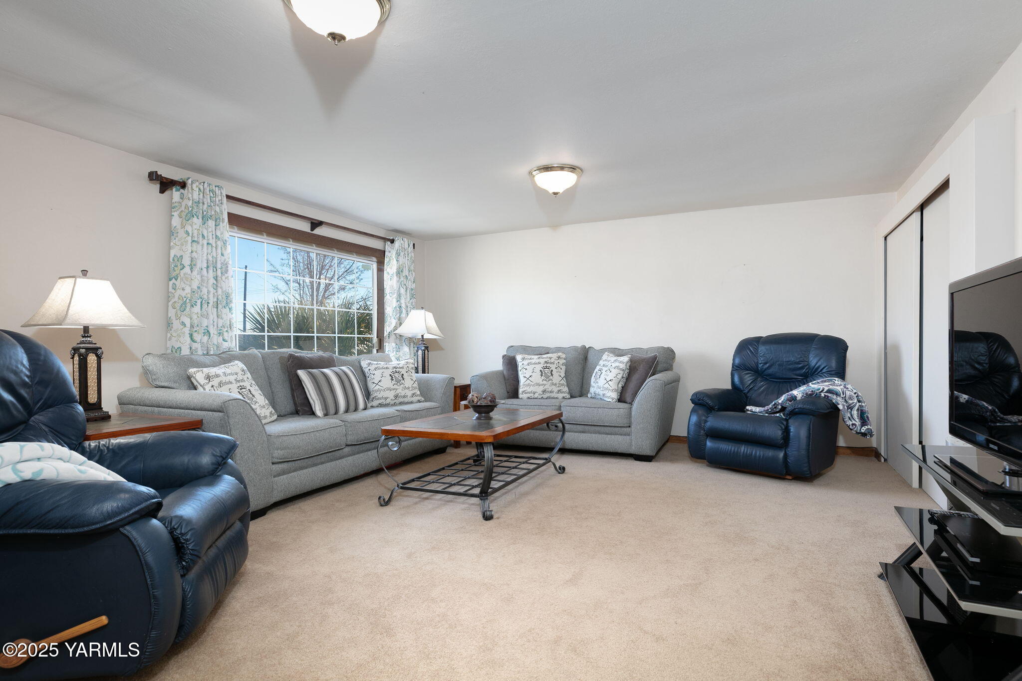 8713- 8711 Tieton Dr
