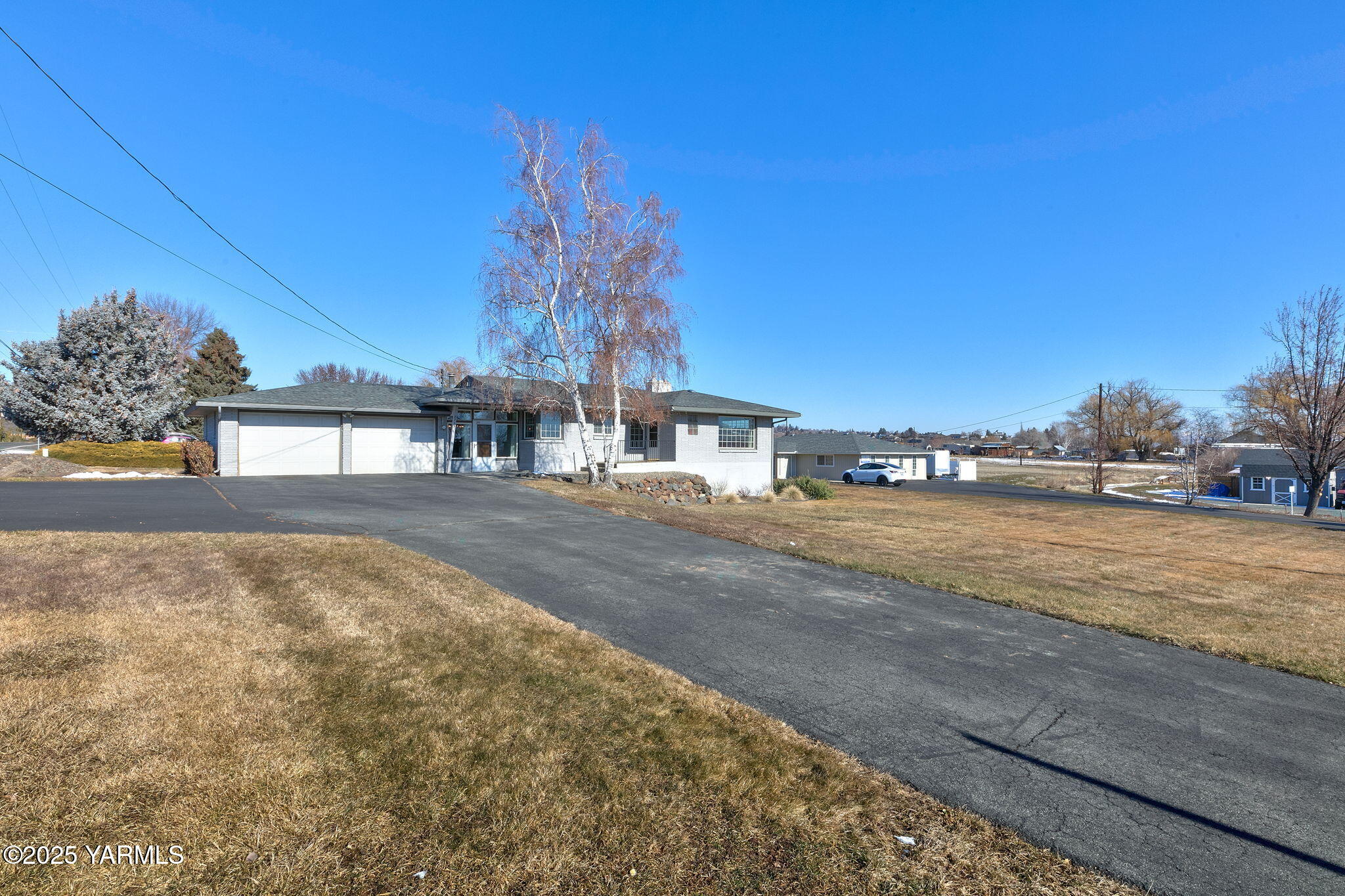 8713- 8711 Tieton Dr