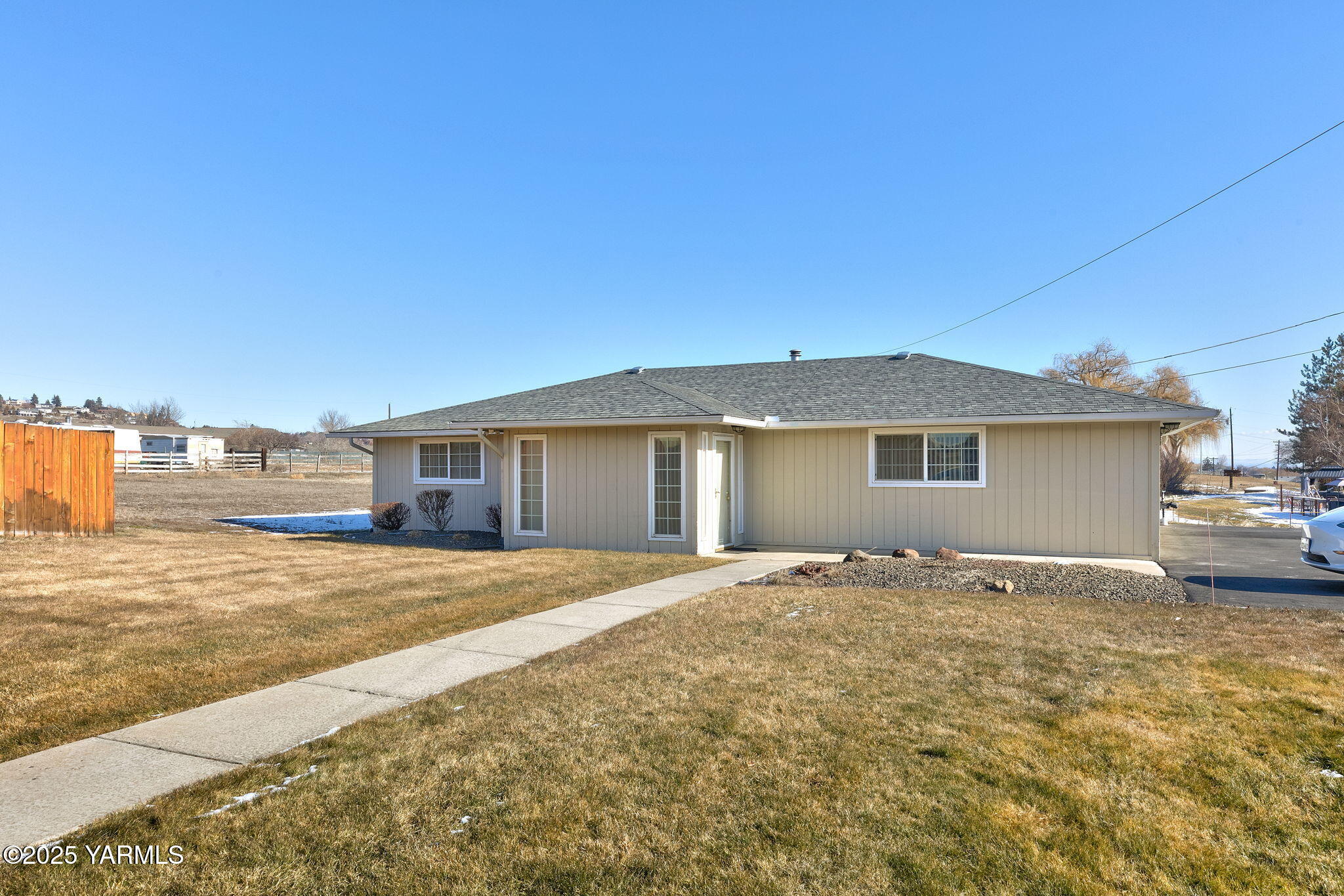 8713- 8711 Tieton Dr