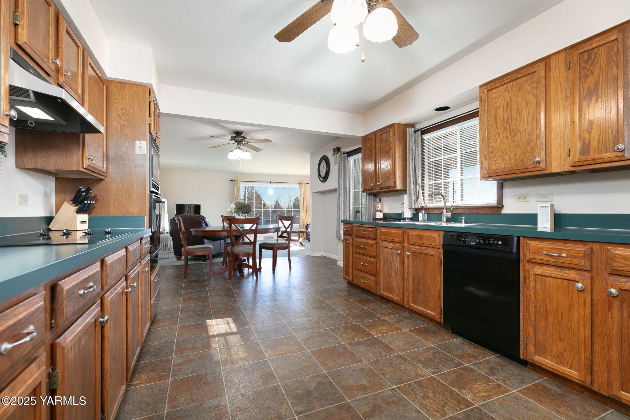 8713- 8711 Tieton Dr