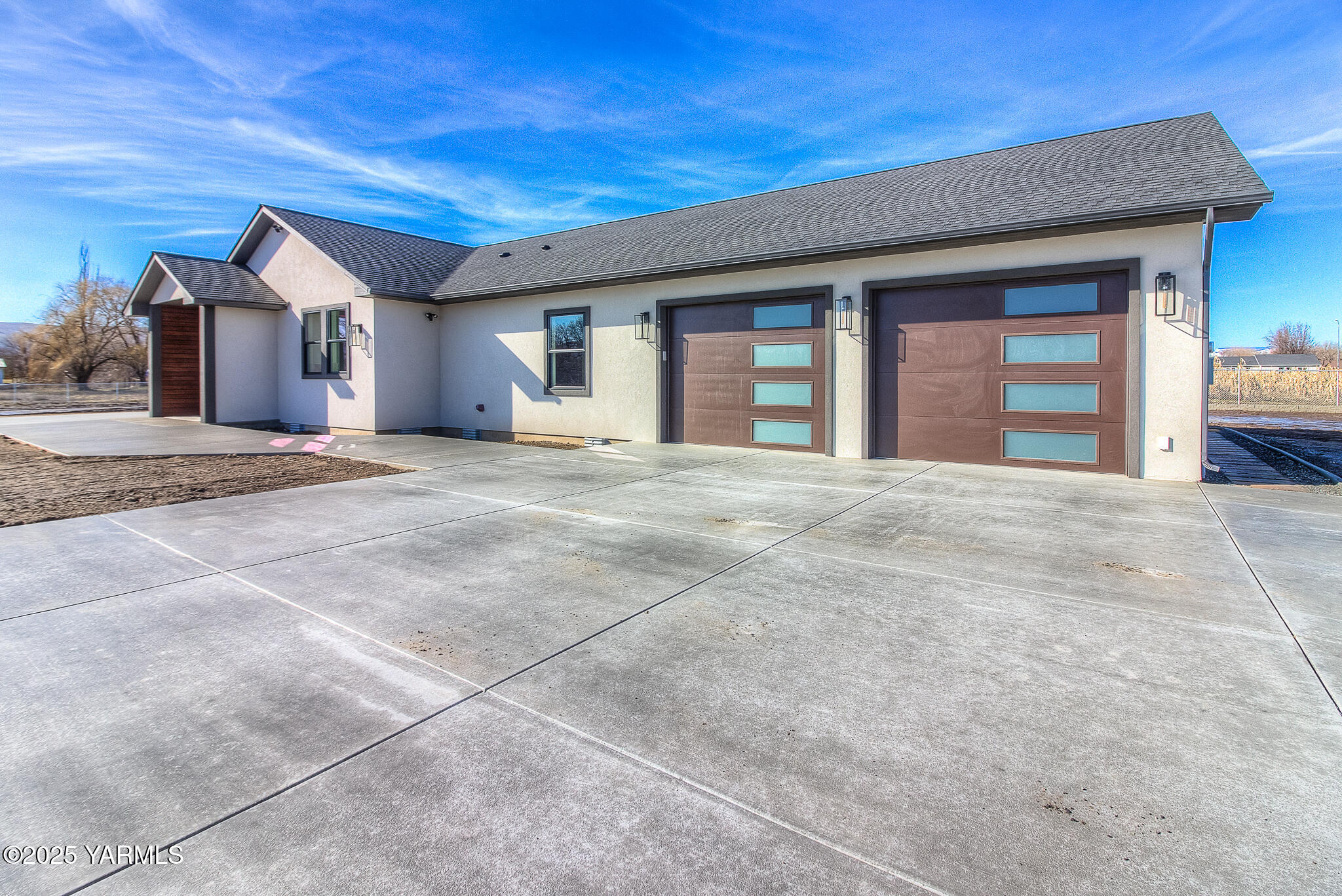 2404 S 70th Ave