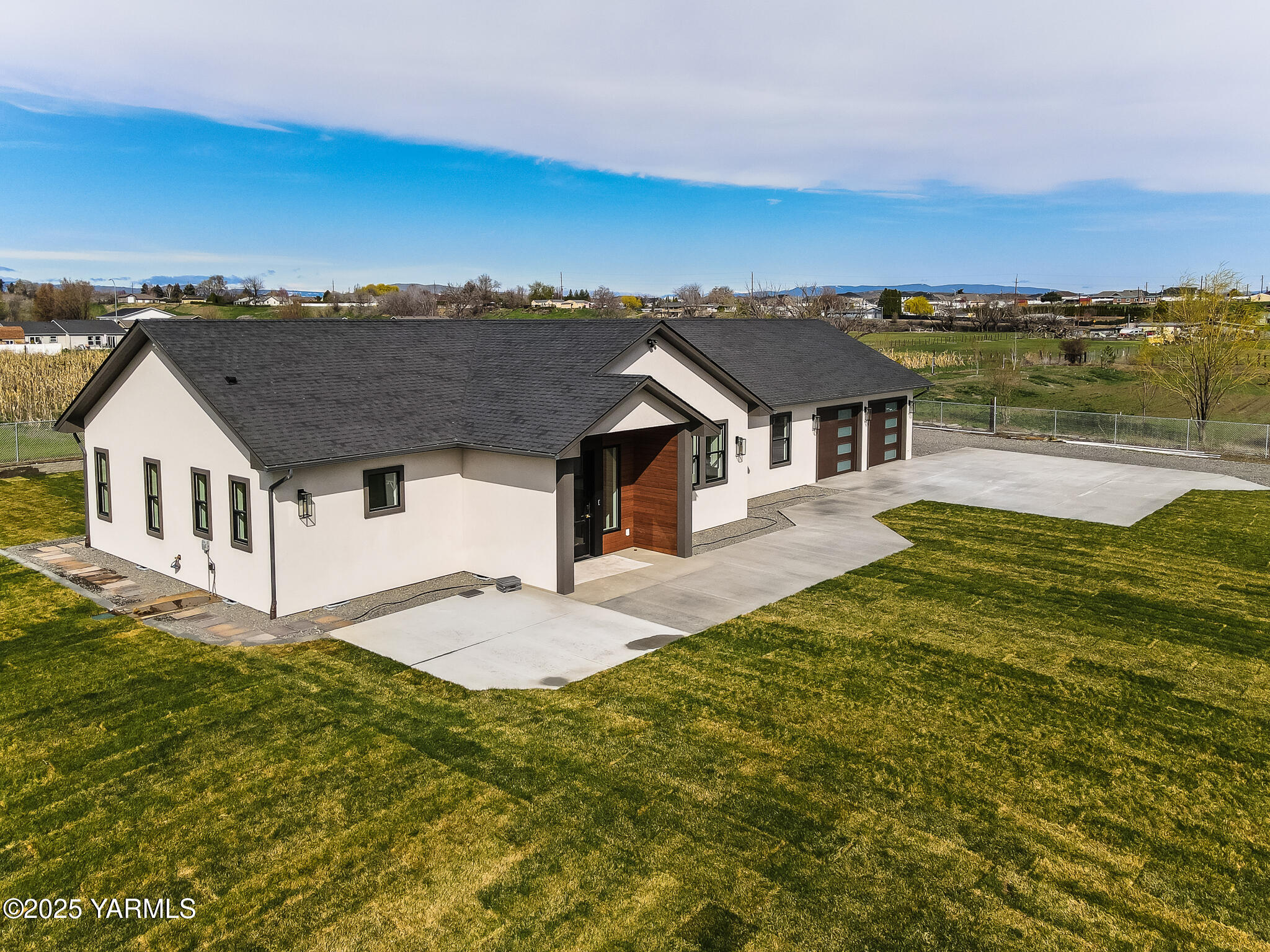 2404 S 70th Ave