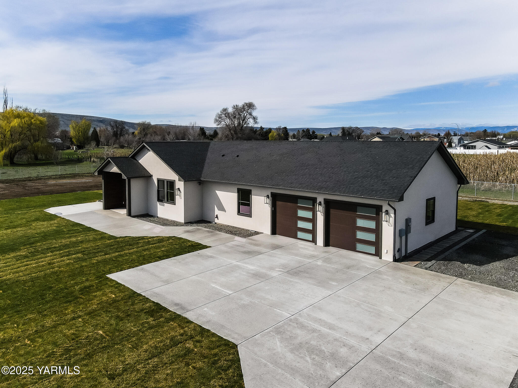 2404 S 70th Ave