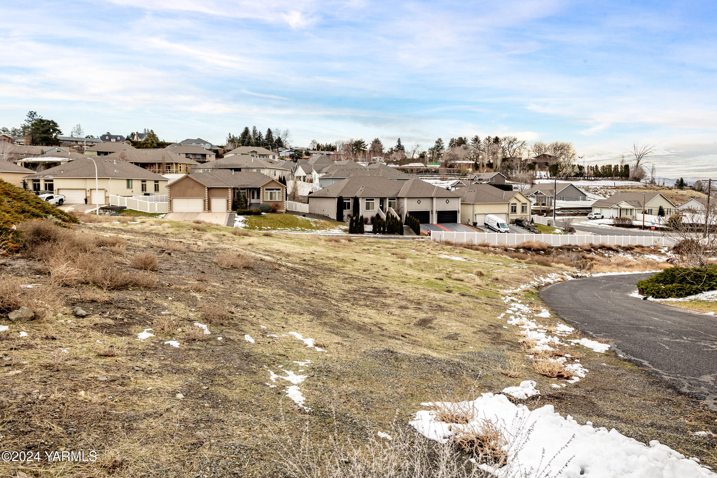 606 N 74th Ave