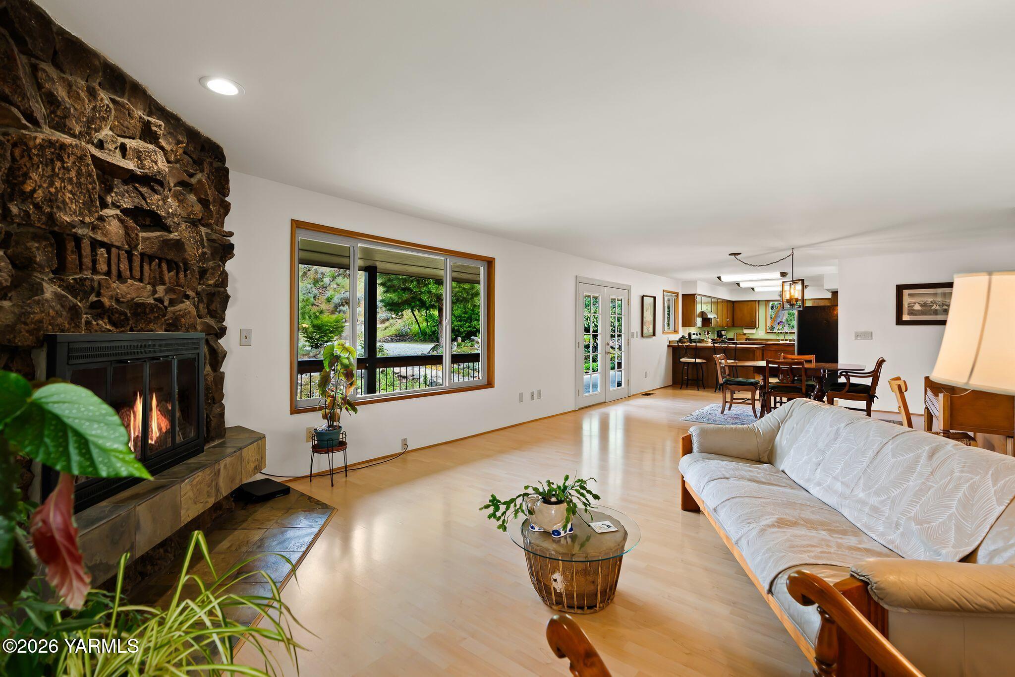 472 Vista Ln