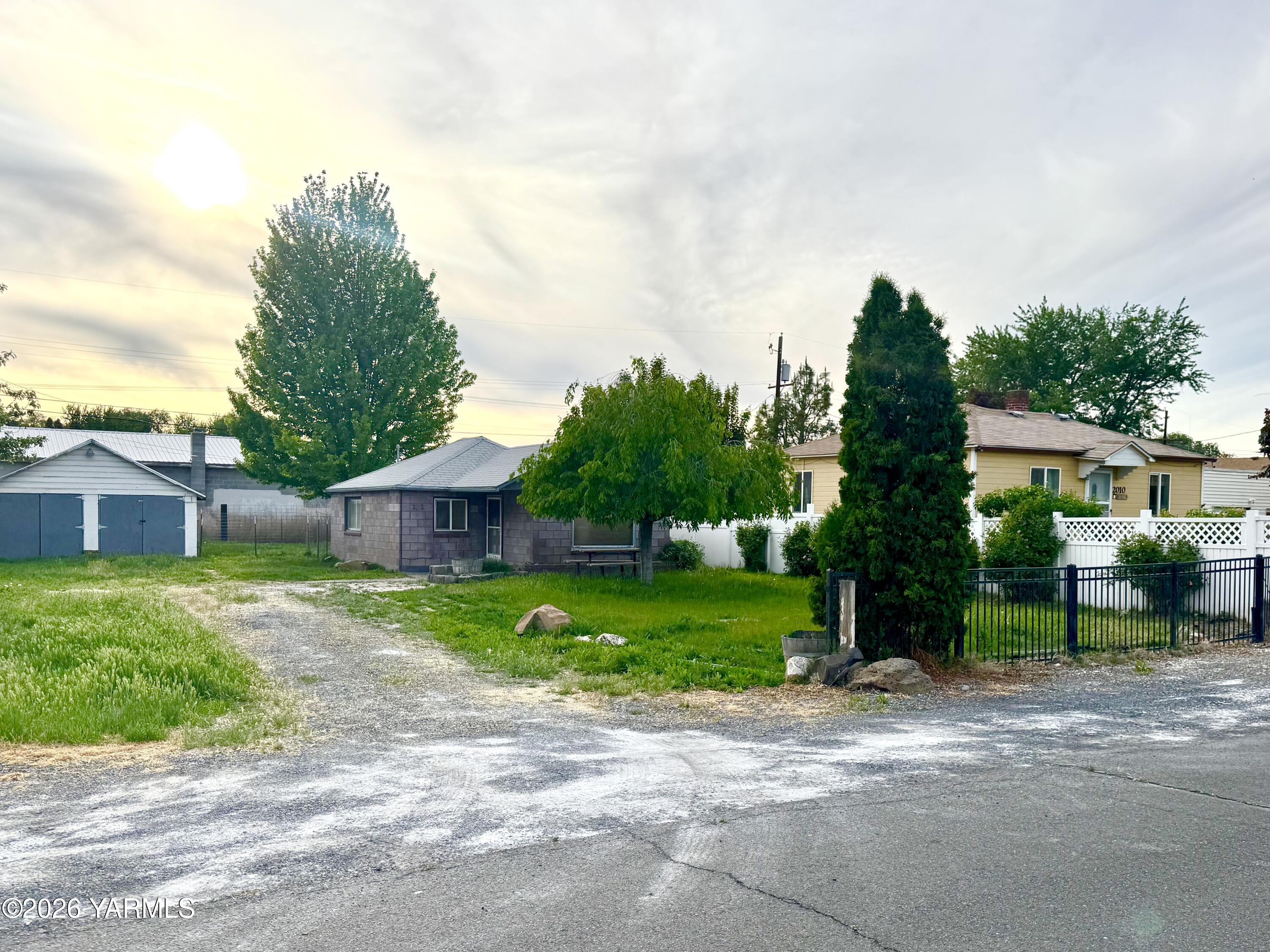 2012 S 2nd Ave