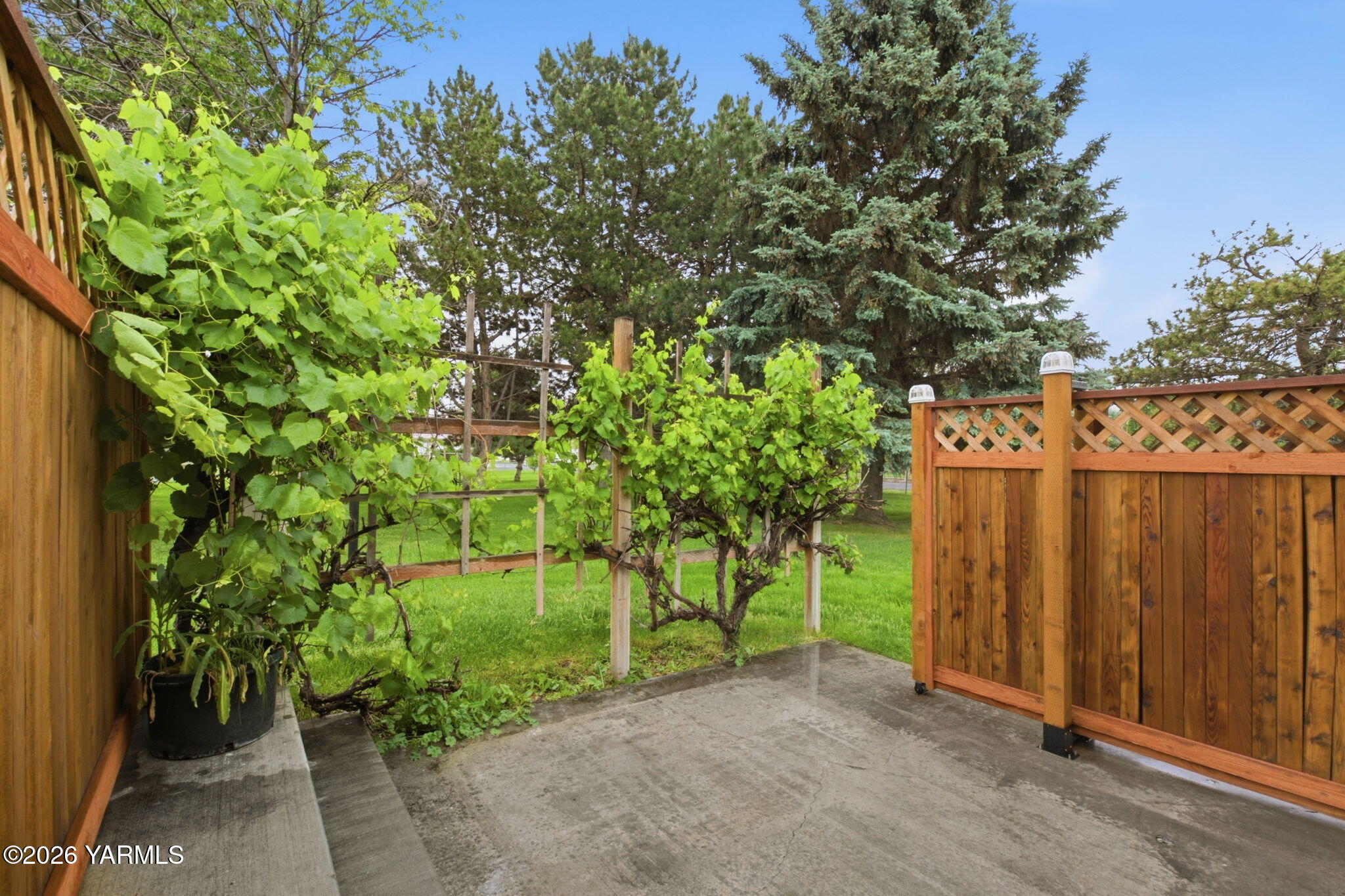 1907 S 44th Ave