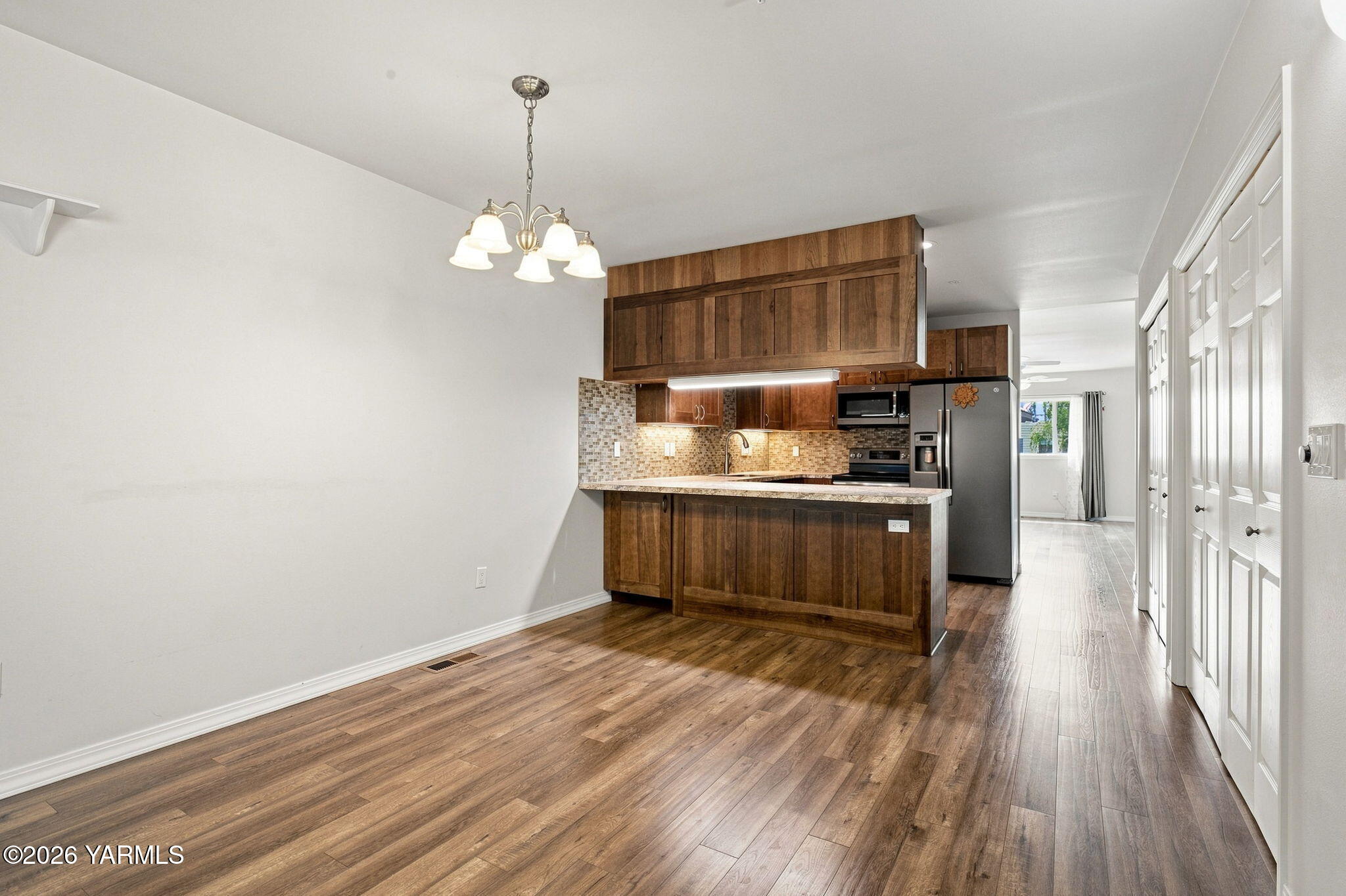 5701 W Chestnut Ave, 11