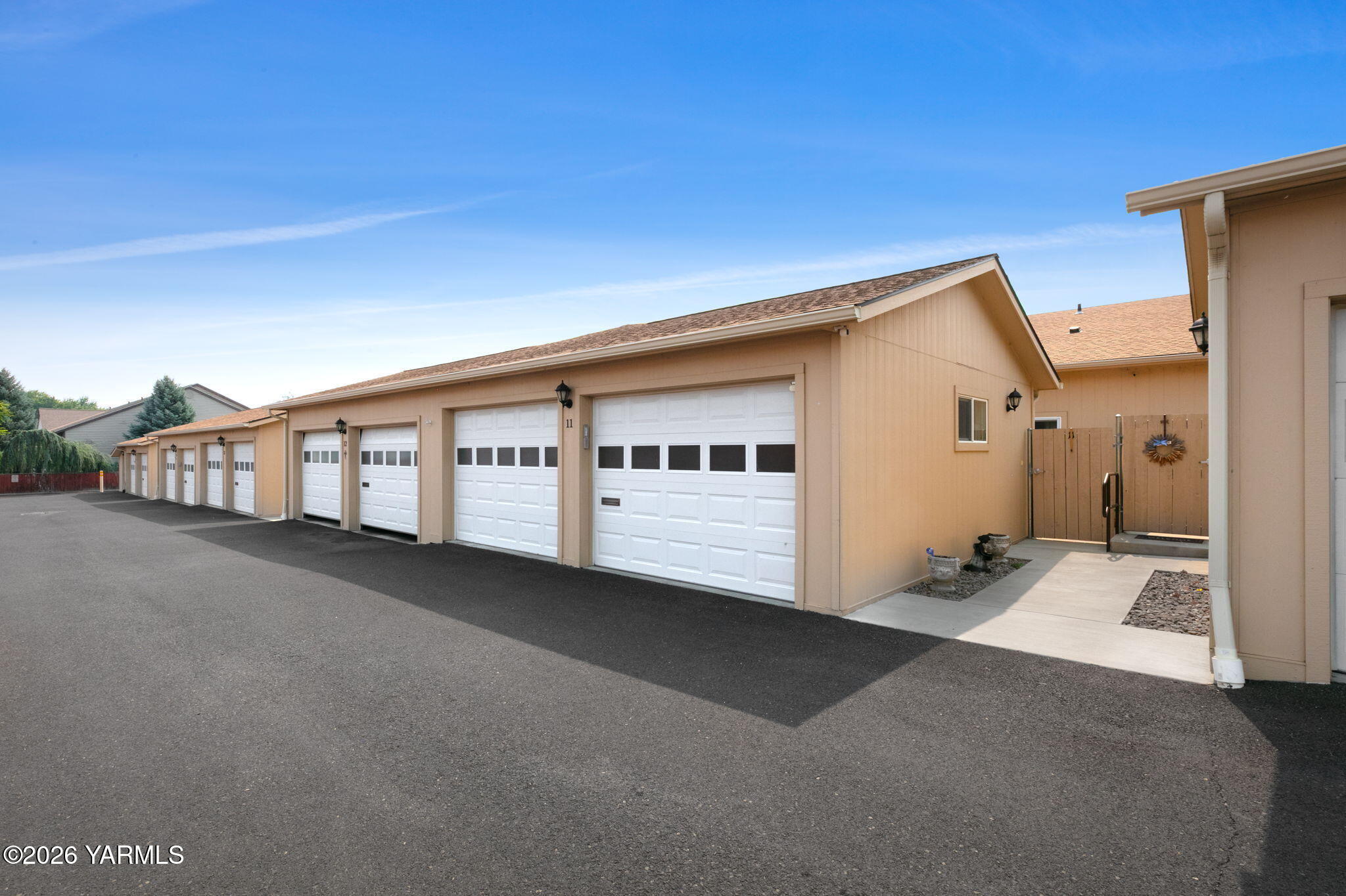 5701 W Chestnut Ave, 11