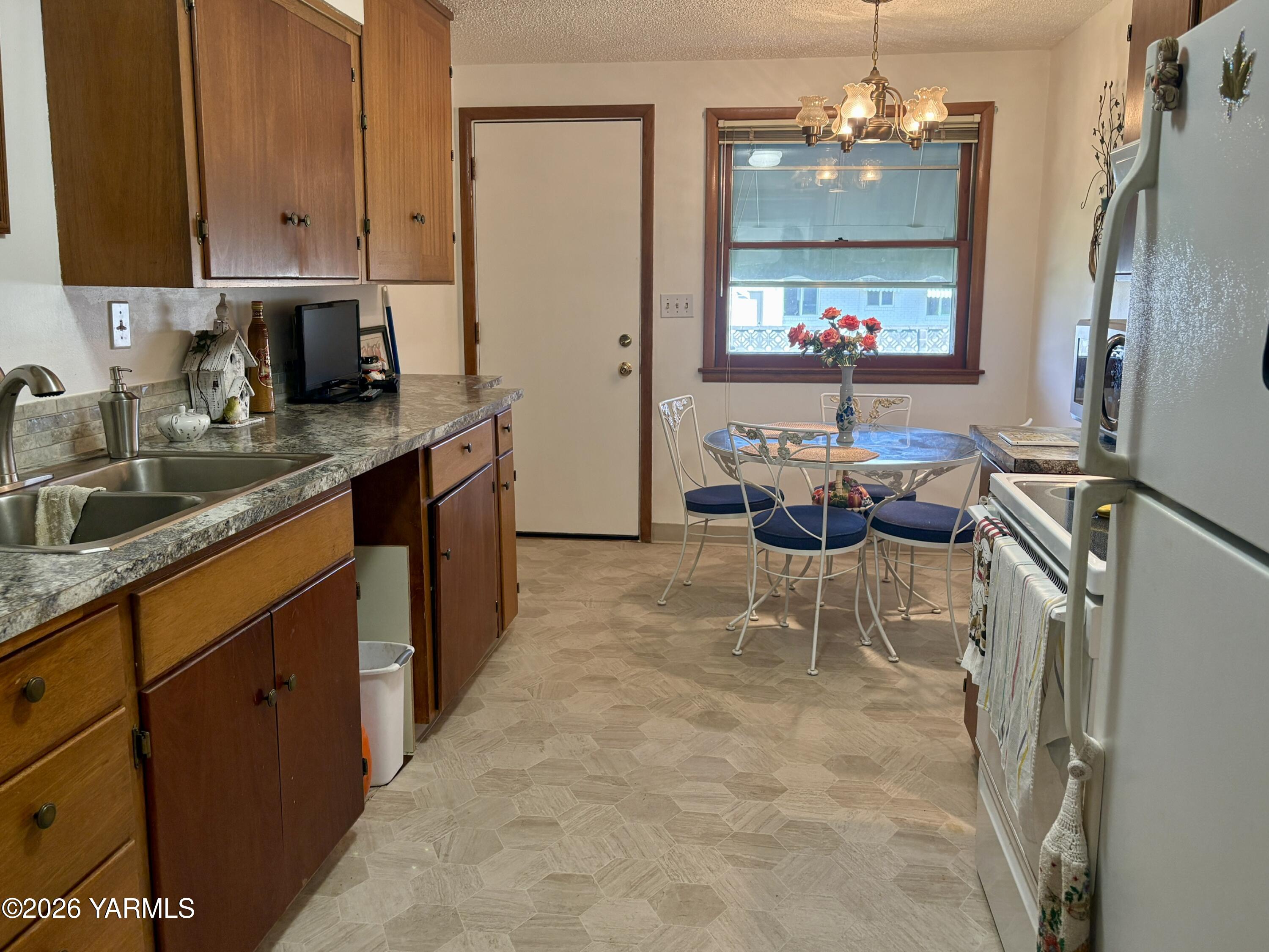 223 N 38th Ave
