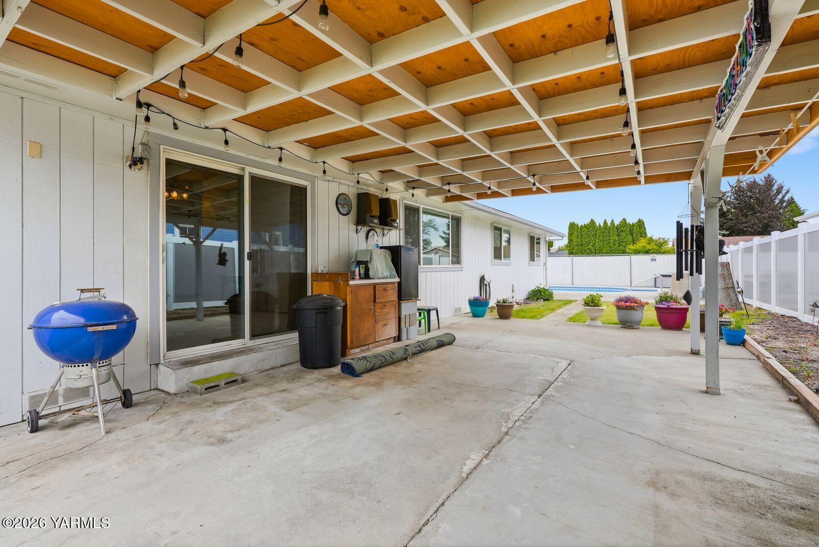 600 S 69th Ave