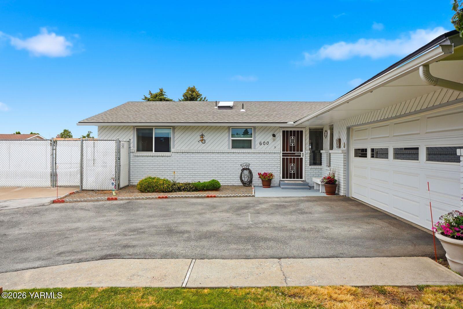 600 S 69th Ave