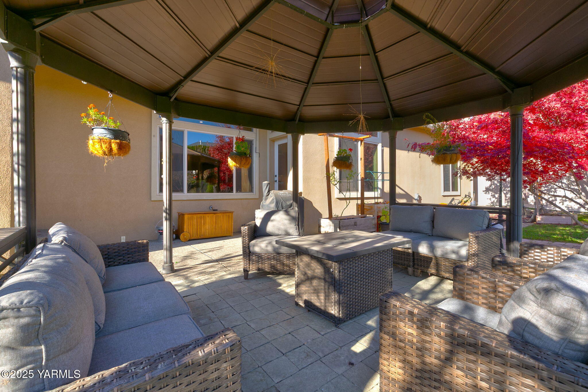609 N 74th Ave