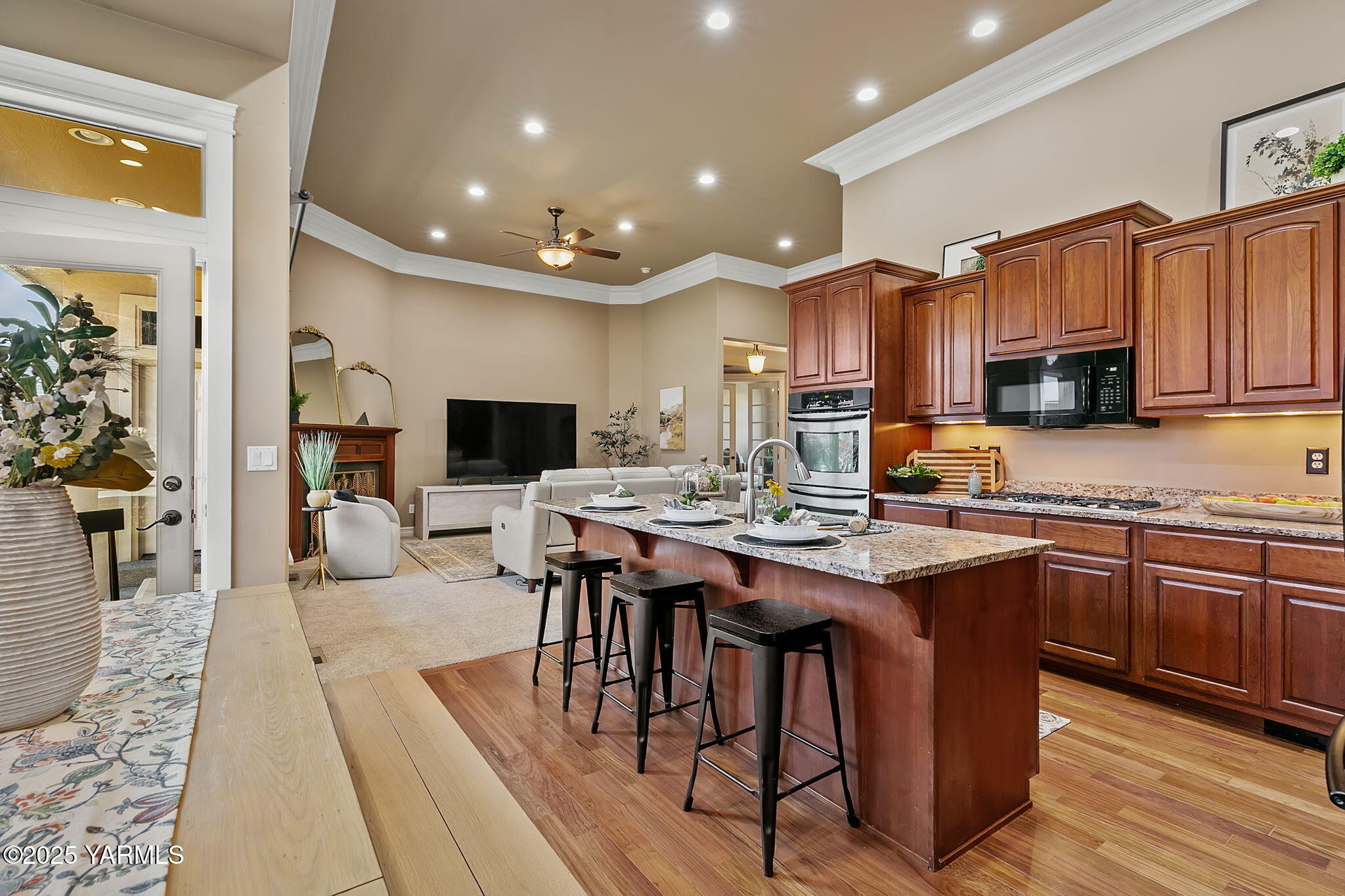 609 N 74th Ave