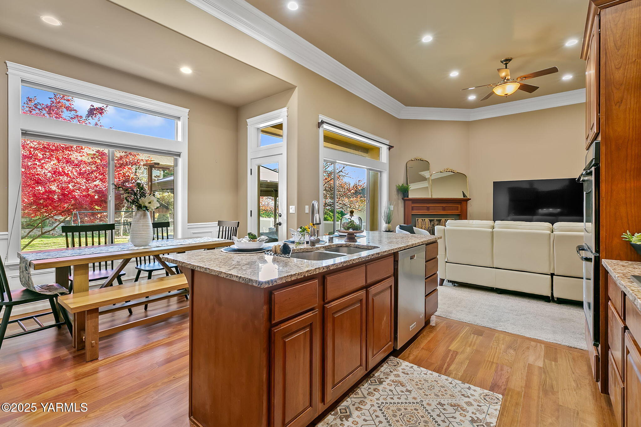 609 N 74th Ave