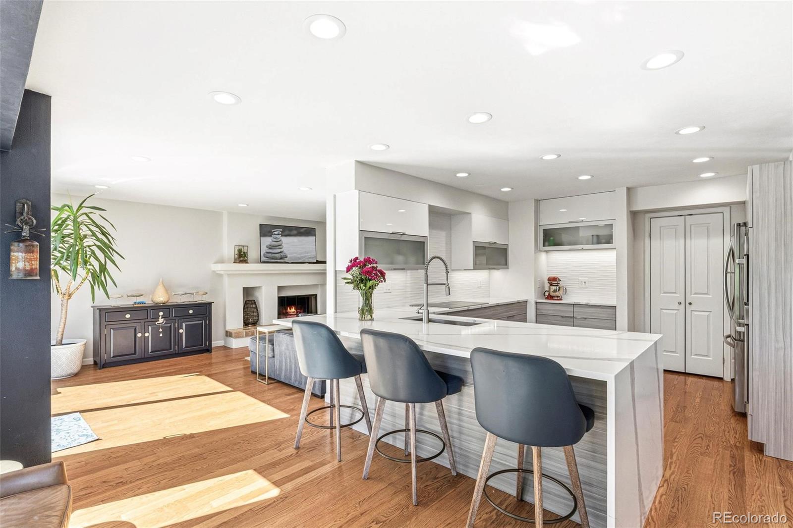 6096 S Alton Way