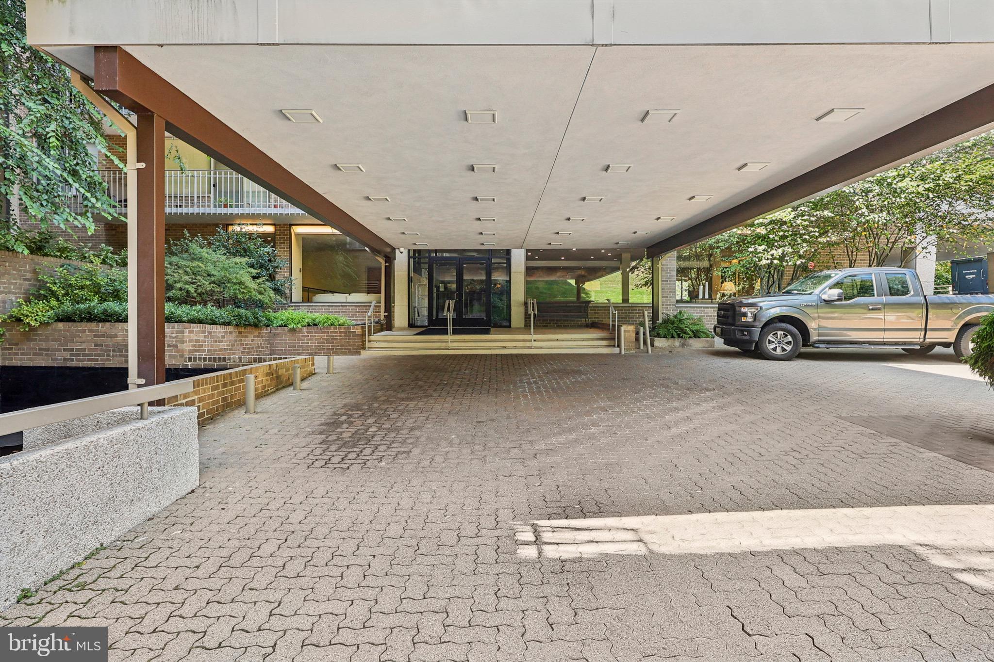 4100 Cathedral Ave NW #818