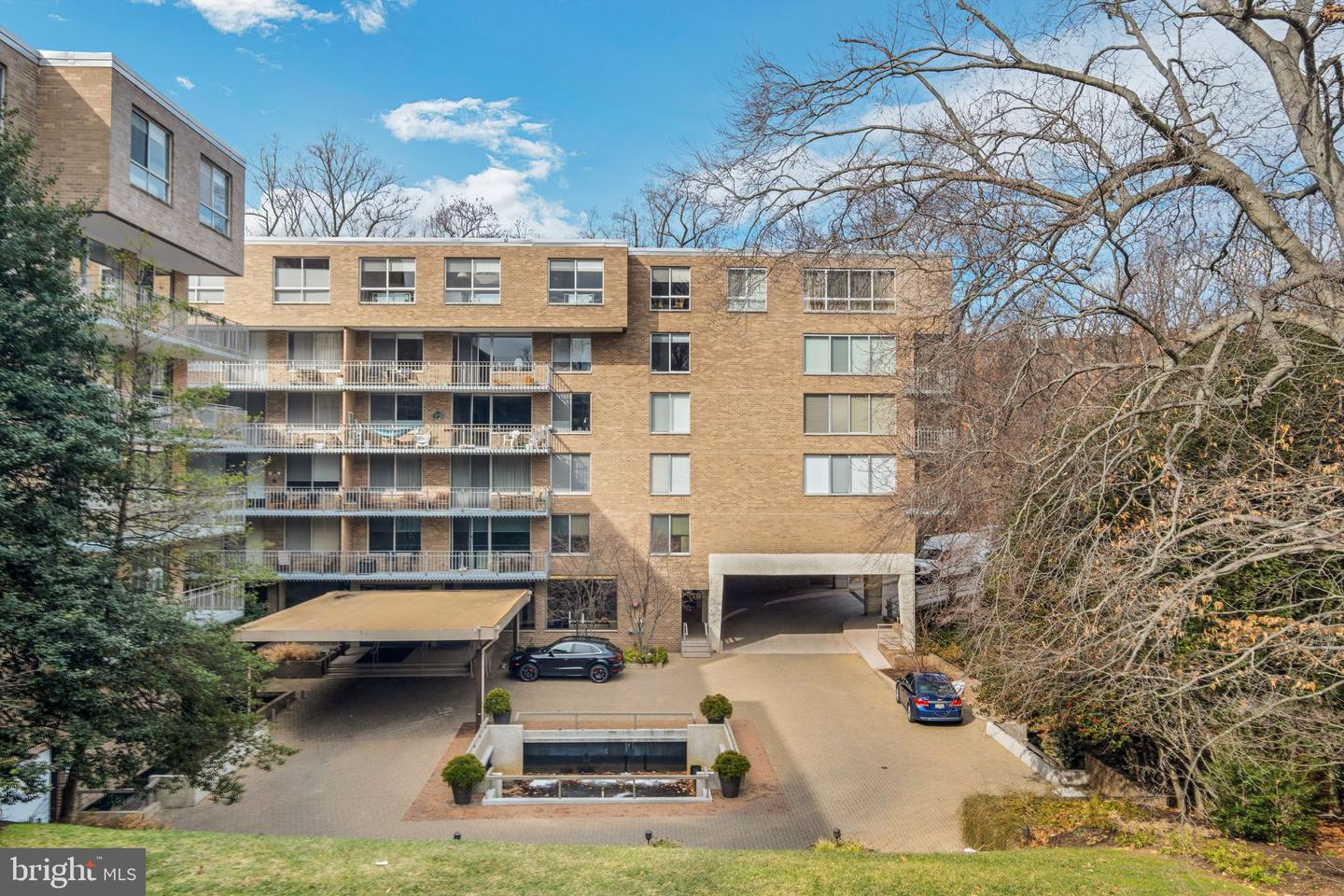 4100 Cathedral Ave NW #818