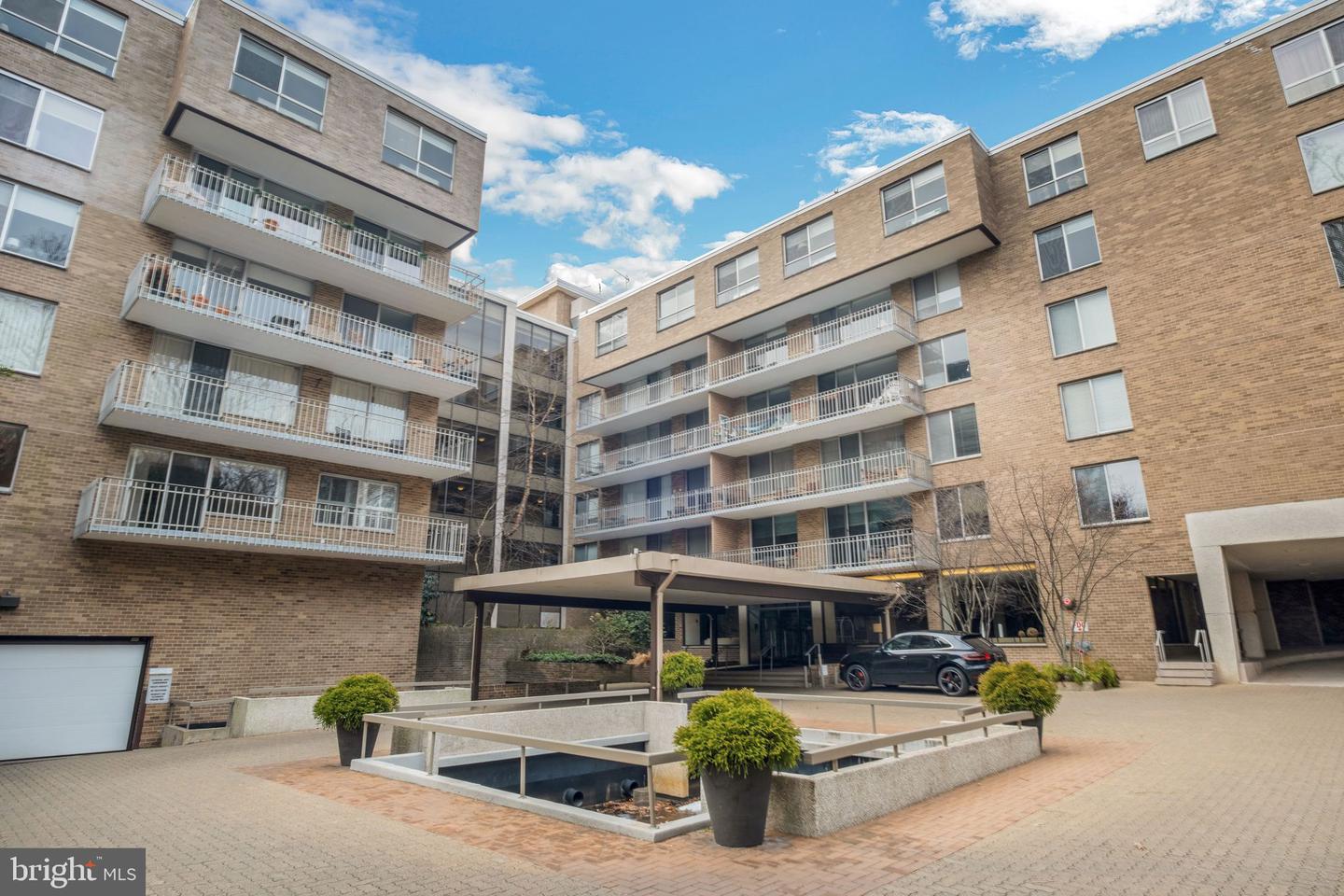 4100 Cathedral Ave NW #818