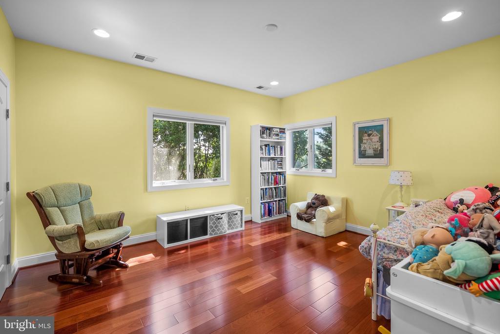 734 Oak Grove Cir