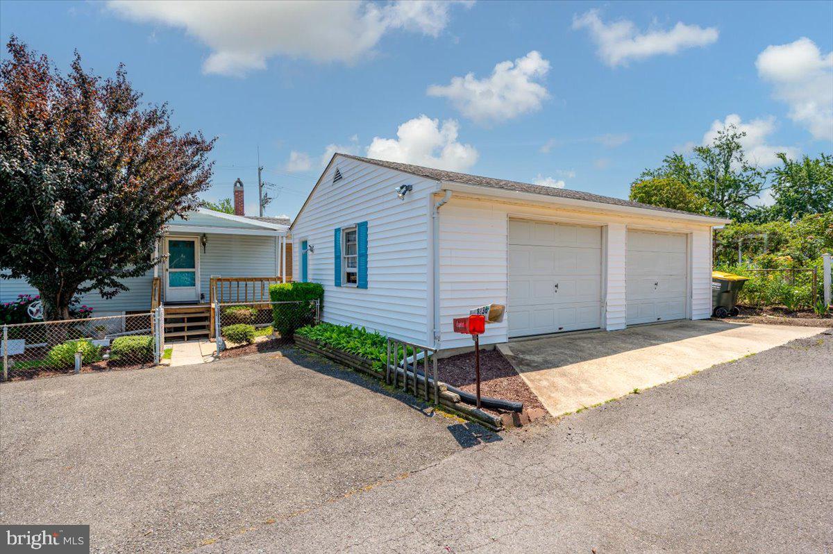 8236 Bayside Rd