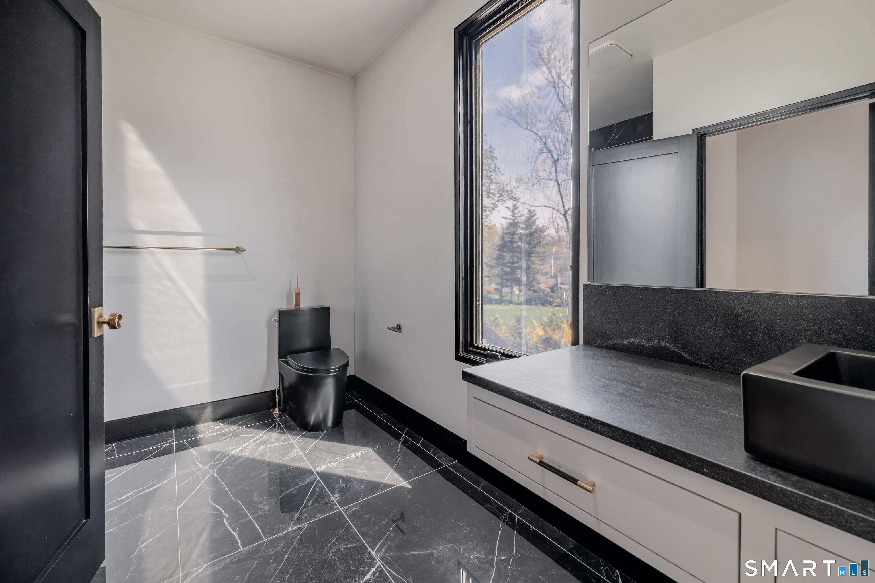 201 Ponus Avenue Extension