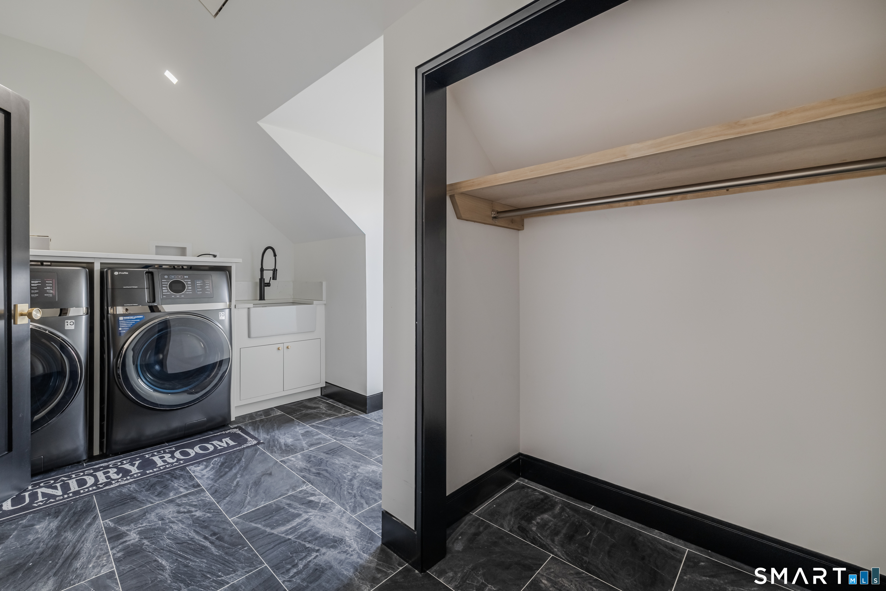 201 Ponus Avenue Extension
