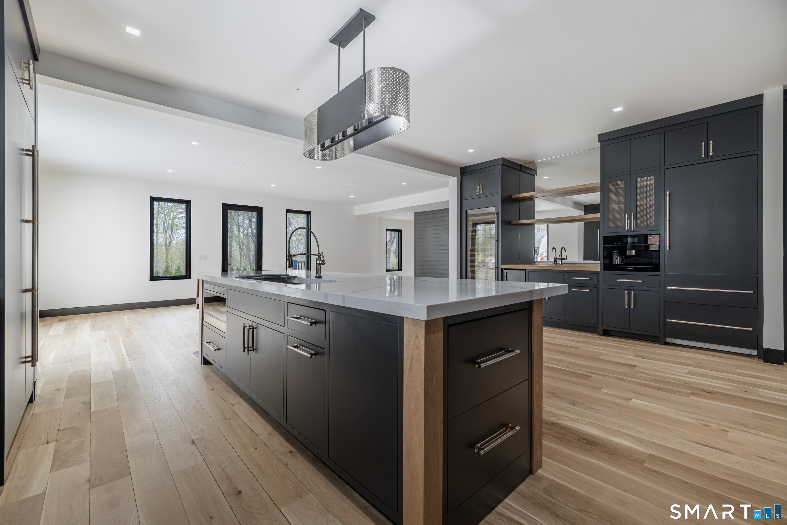 201 Ponus Avenue Extension