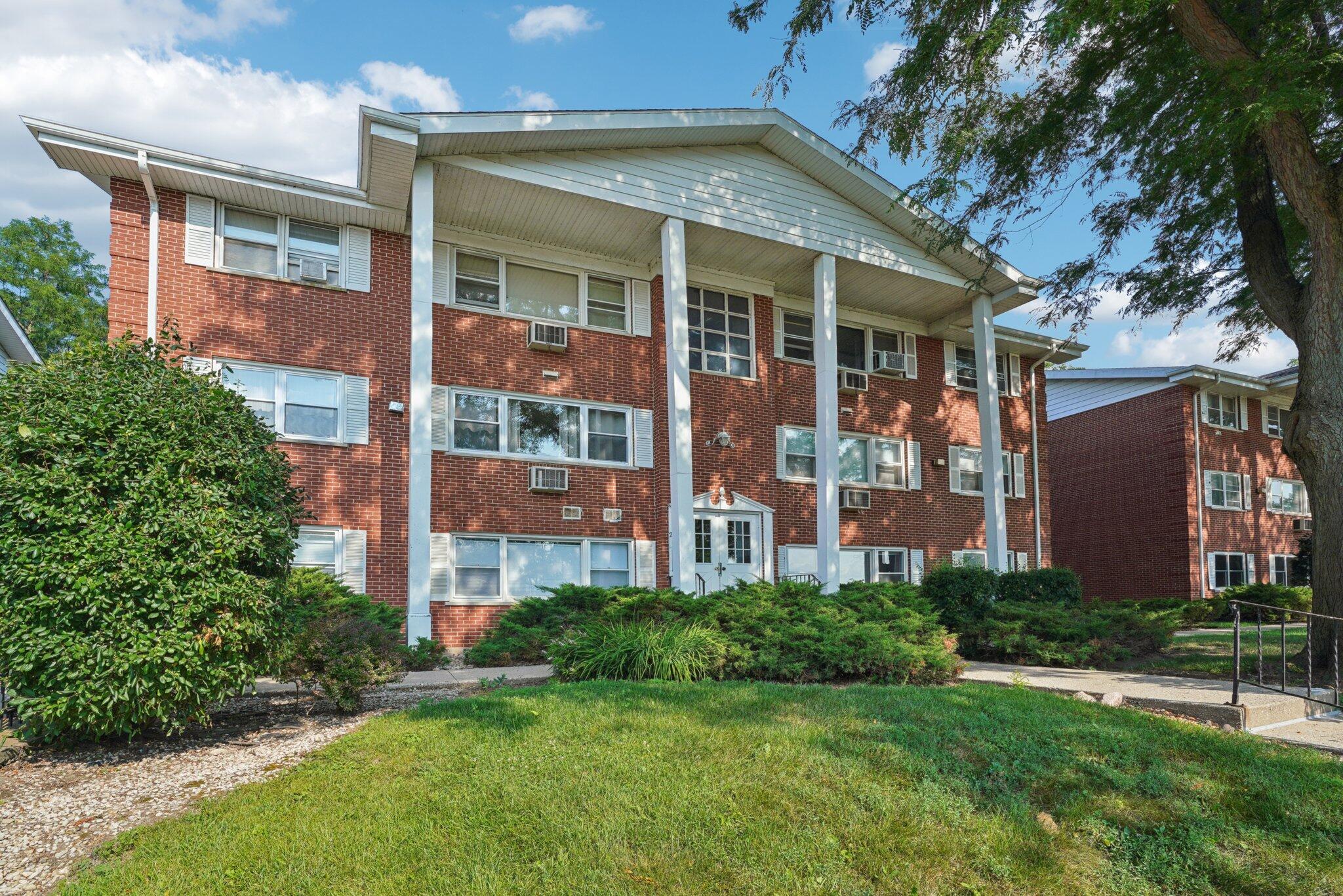 215 Country Club Dr
