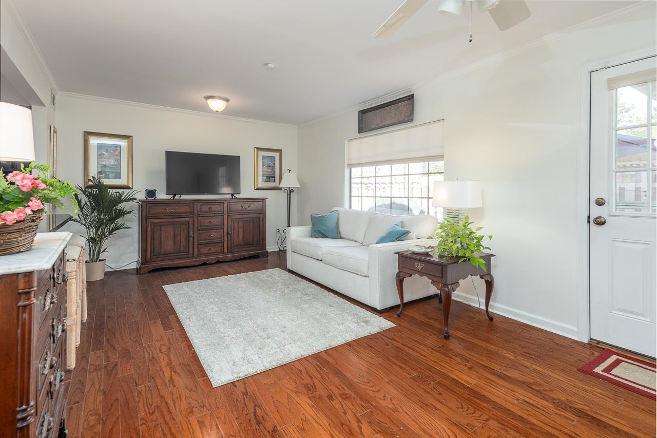7527 BAVARIAN DR Unit: 1