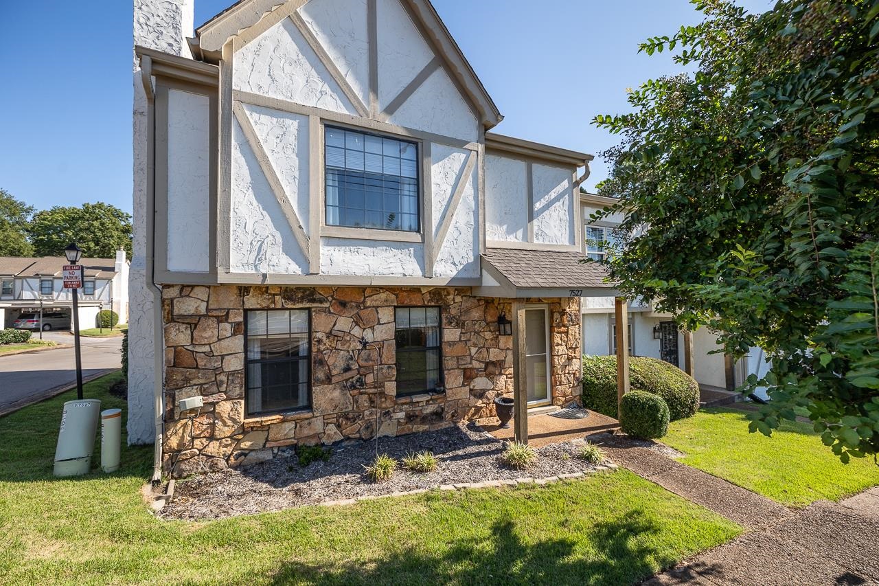 7527 BAVARIAN DR Unit: 1