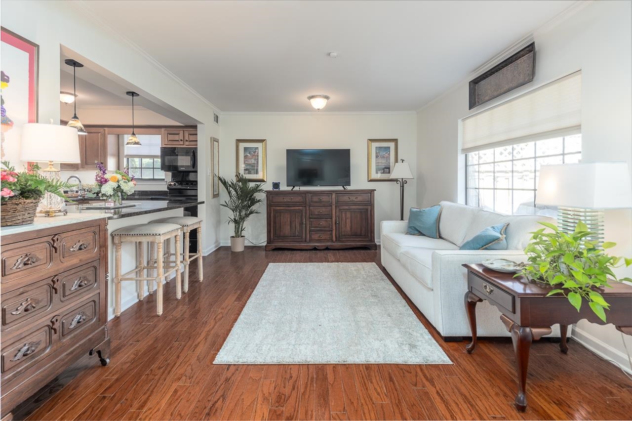 7527 BAVARIAN DR Unit: 1