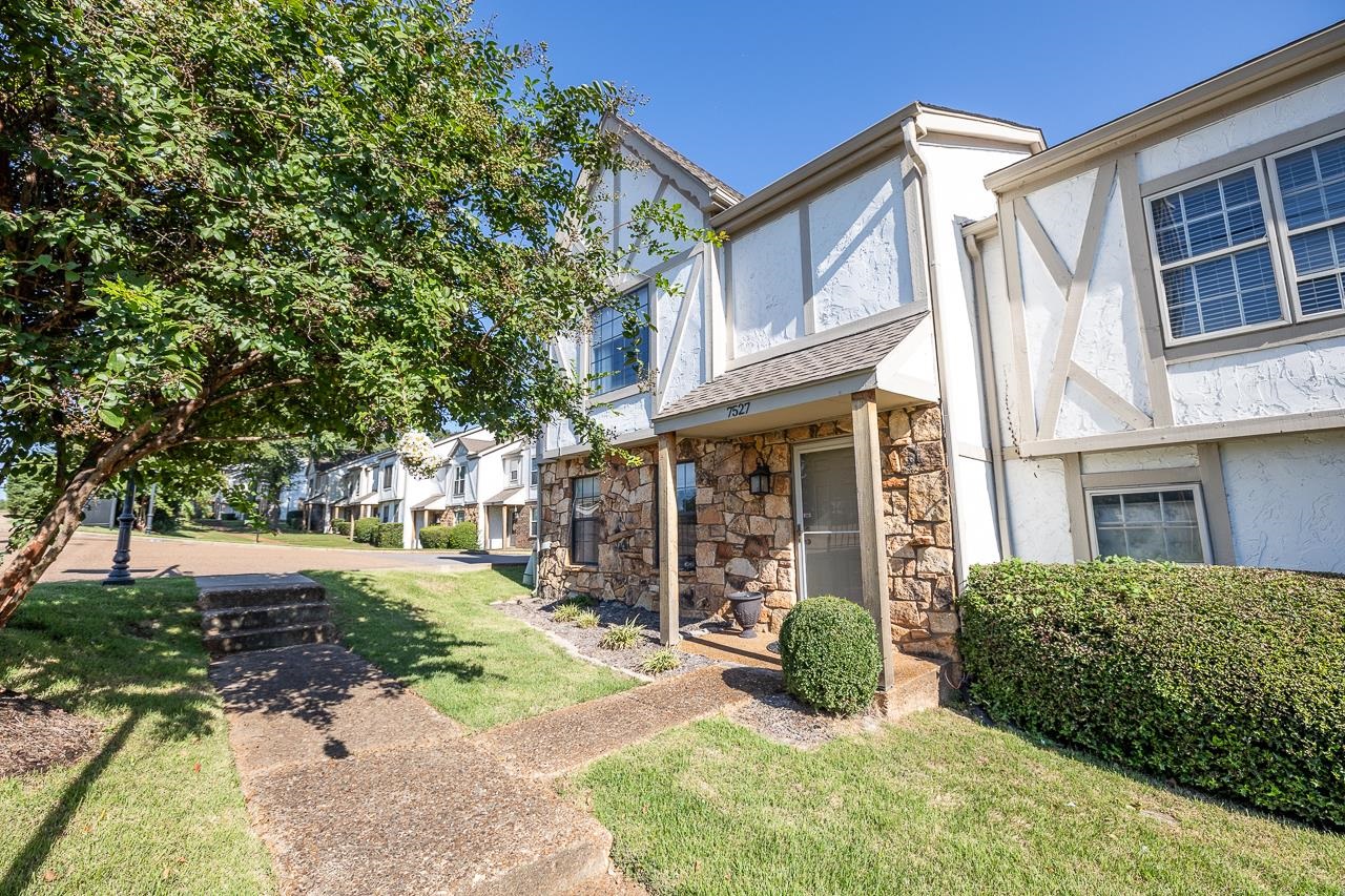 7527 BAVARIAN DR Unit: 1