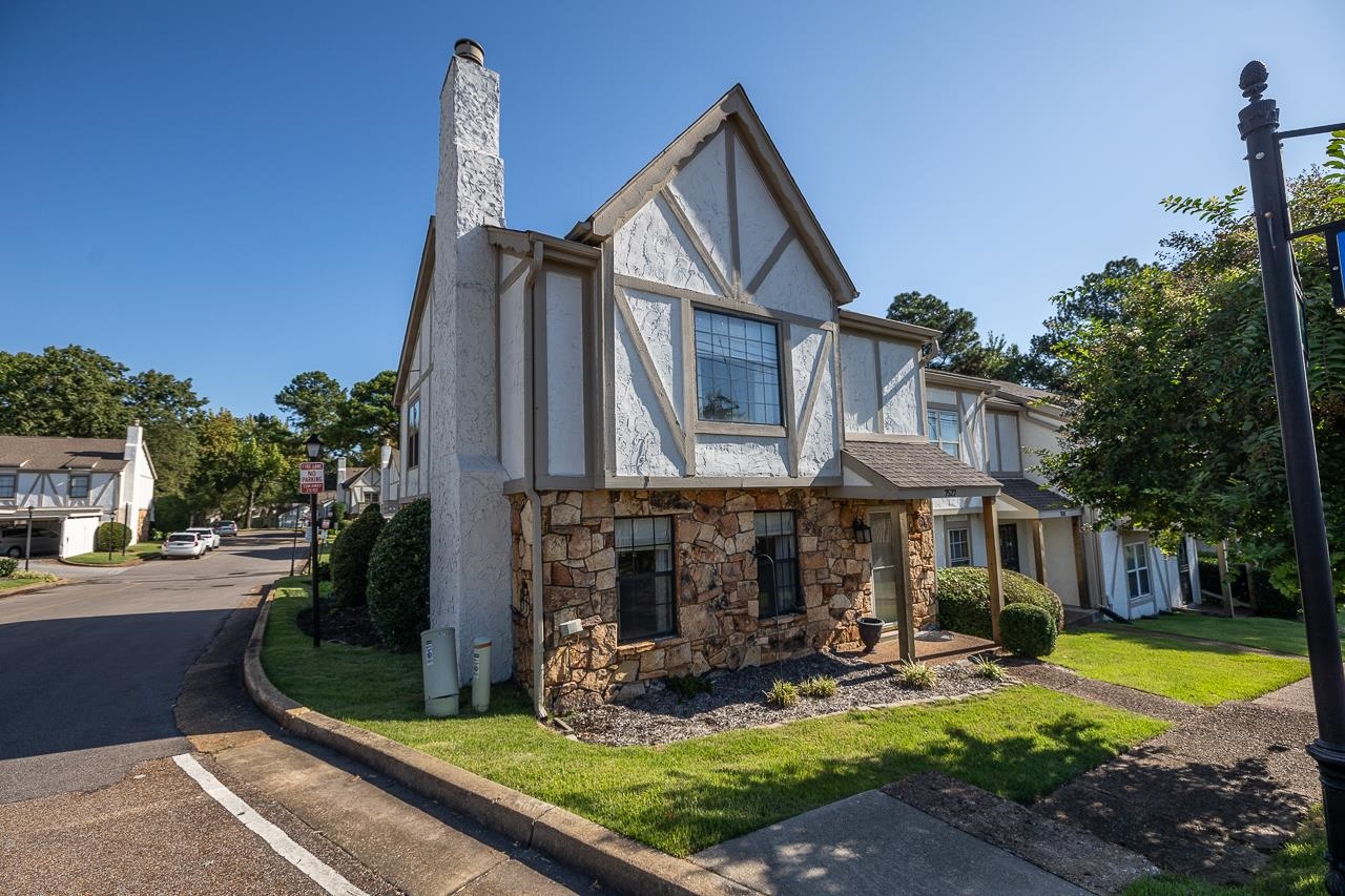 7527 BAVARIAN DR Unit: 1