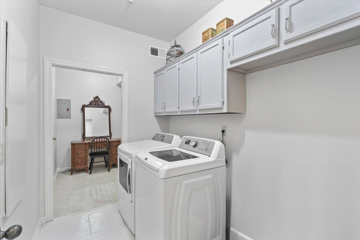 2115 DEERWOODS CV