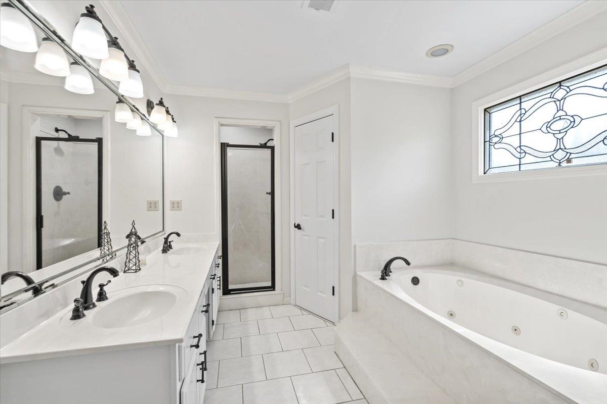 2115 DEERWOODS CV