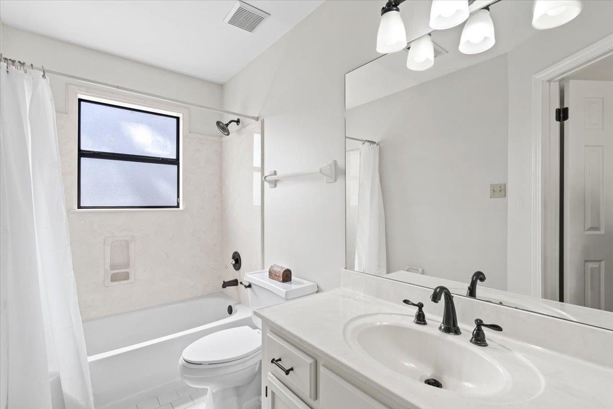 2115 DEERWOODS CV