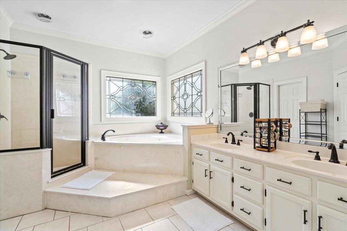 2115 DEERWOODS CV