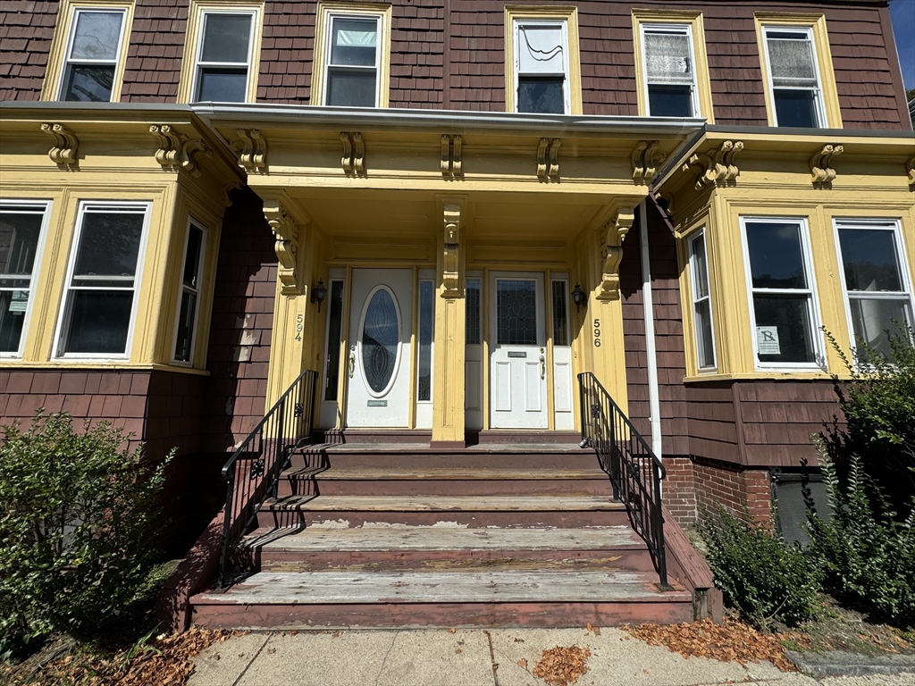 594-596 E 7th Street