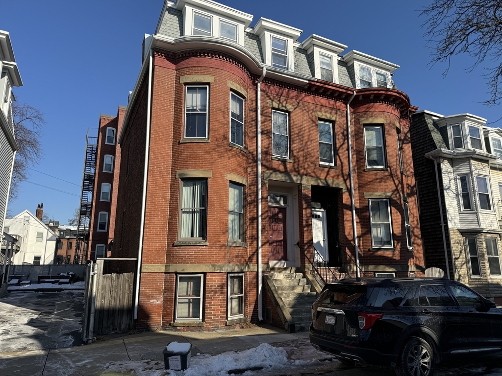 658 E 5th St