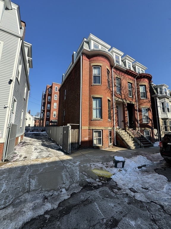 658 E 5th St