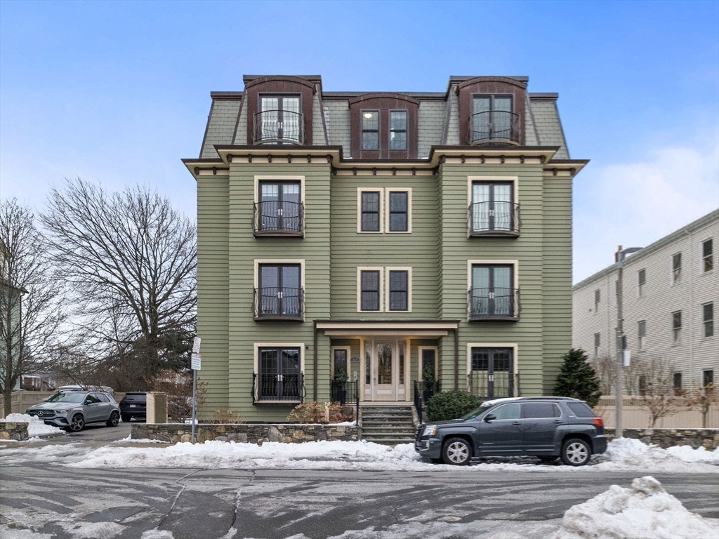 825 E 4th St # 1