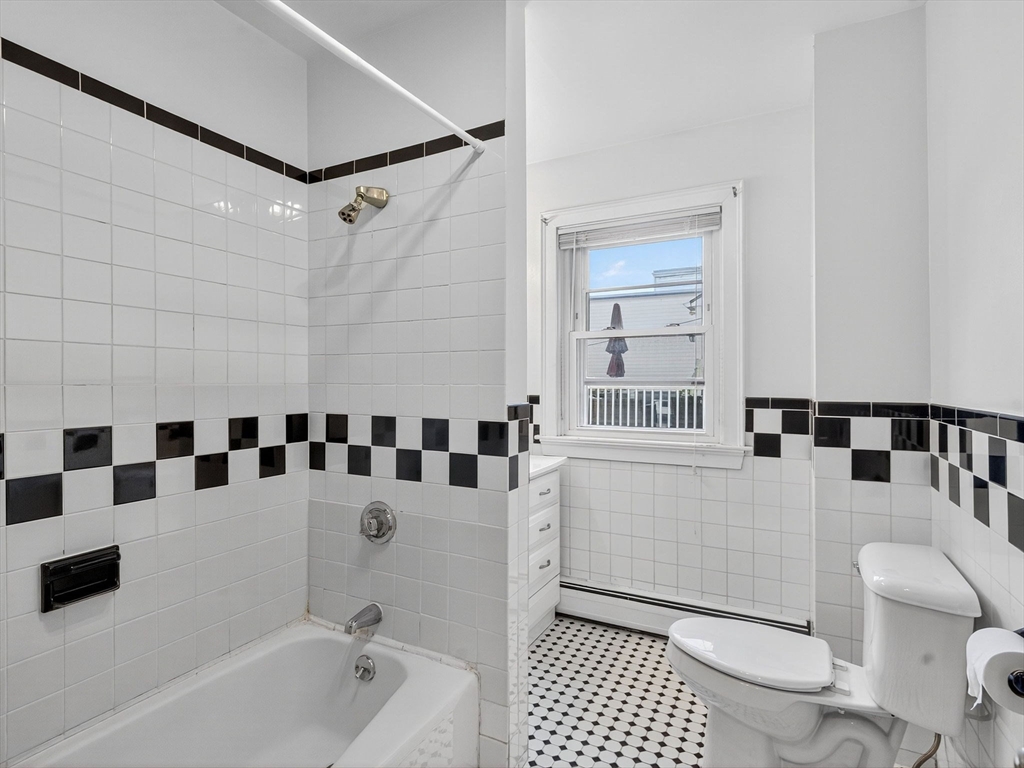 907 E 4th St # 2