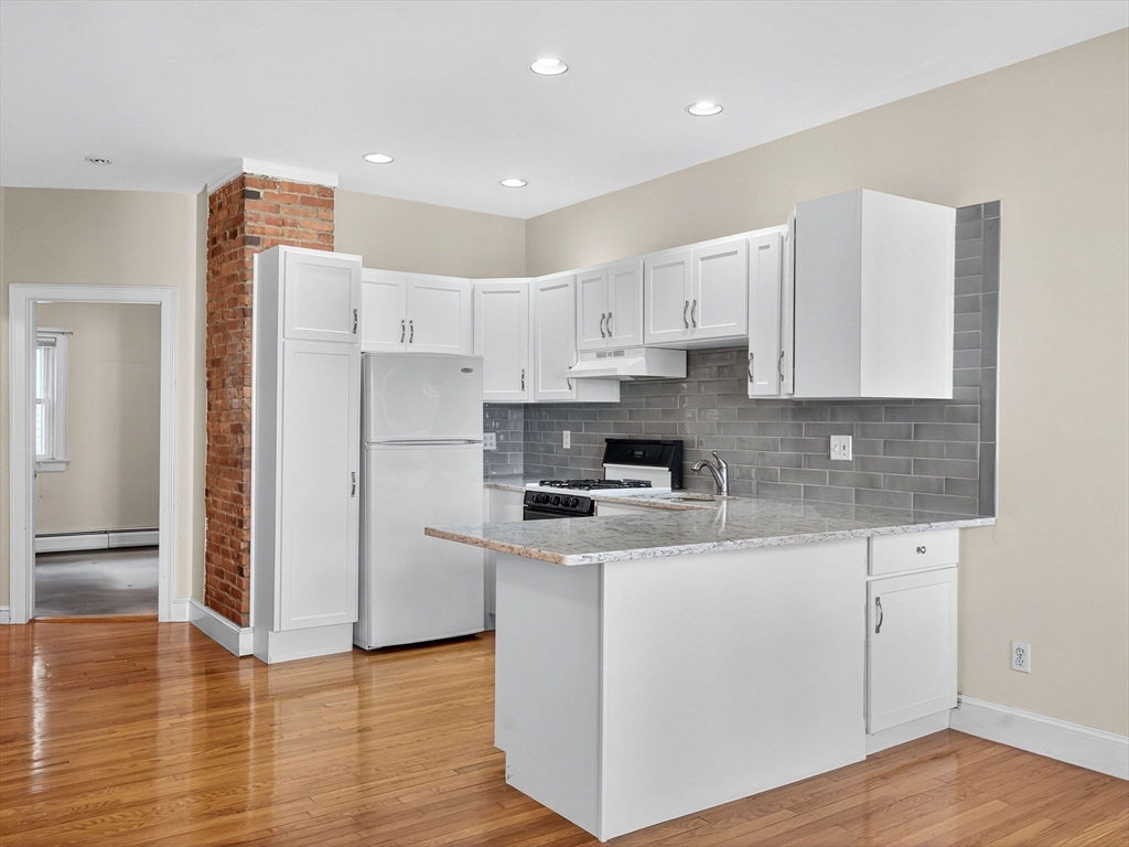 907 E 4th St # 2