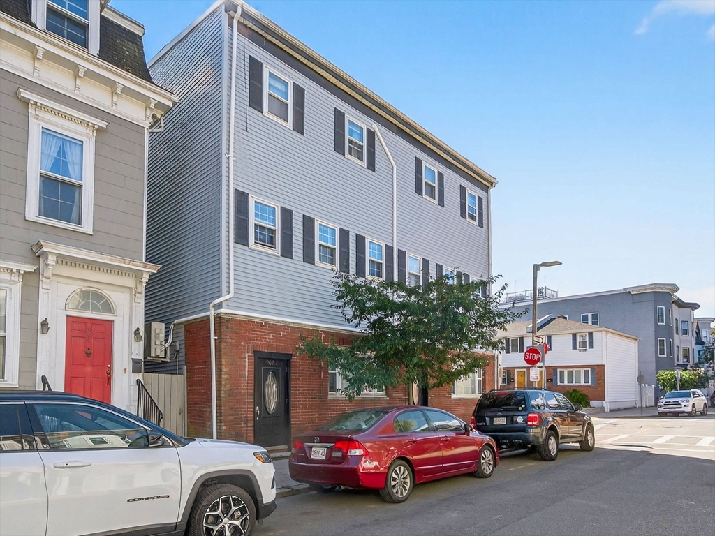 907 E 4th St # 2