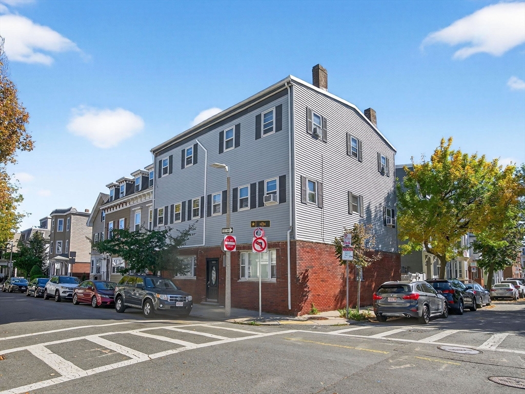 907 E 4th St # 2