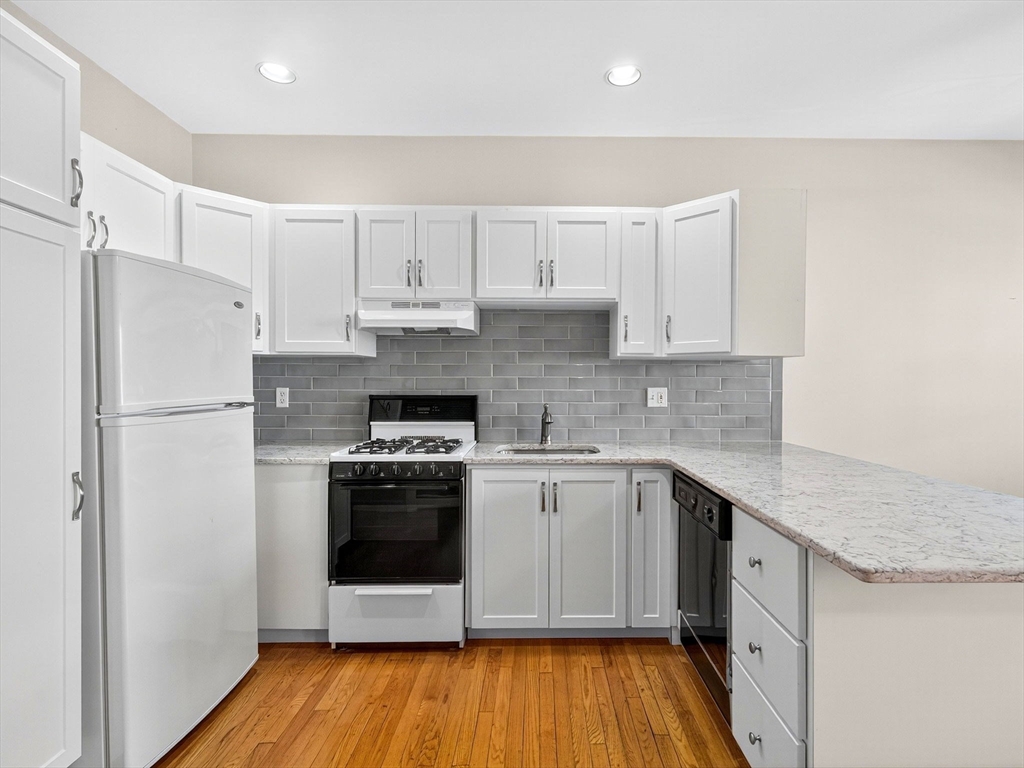 907 E 4th St # 2
