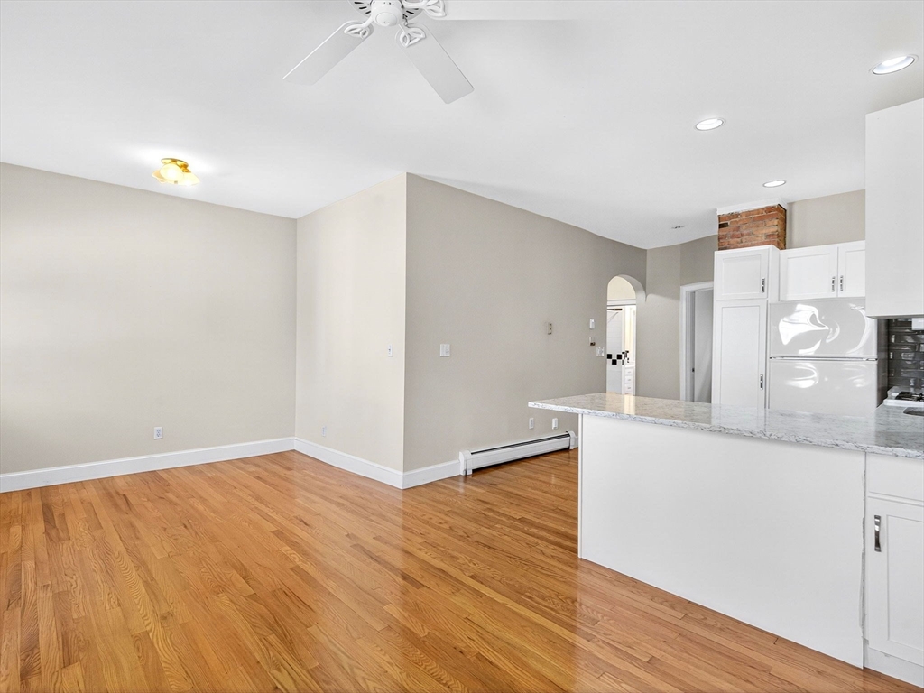 907 E 4th St # 2