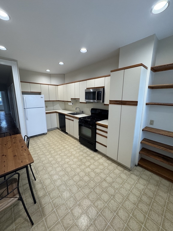 883 E 4th St # 2