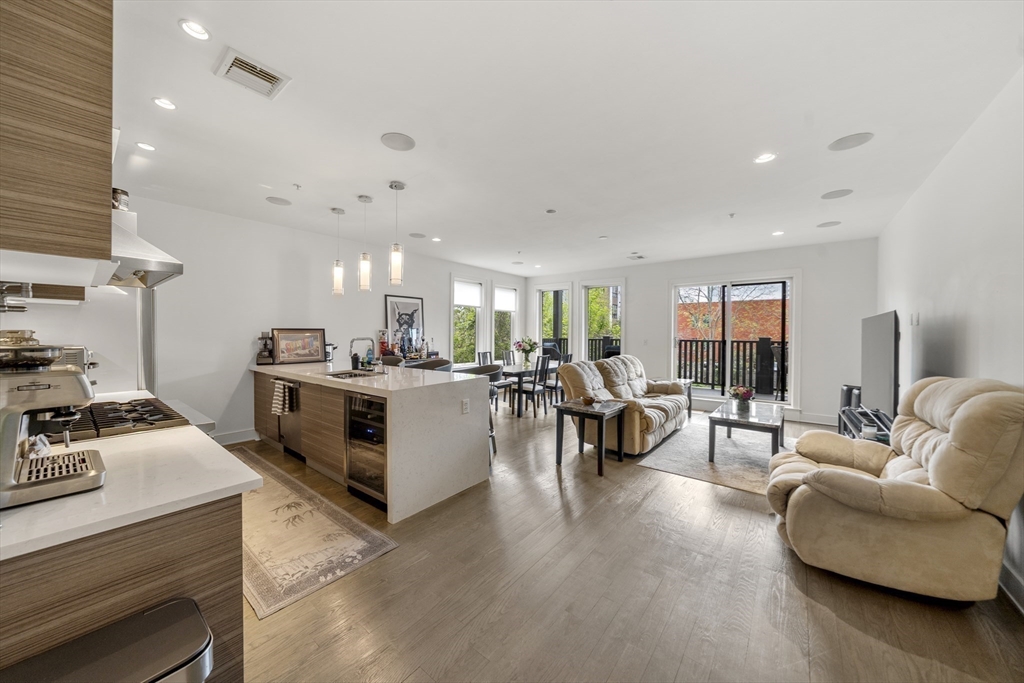 48 Gold St # 102